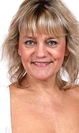 Hot Stockings MILF Viola Receives Cunnilingus