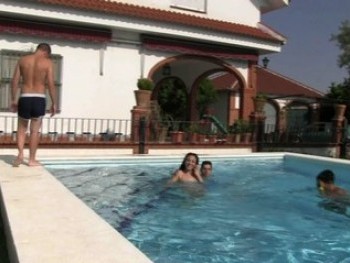 La Lore Ha Vuelto. Una Tarde De Verano En Nuestro Chalet y 3 Pollas Jovenes Han Tenido La Culpa