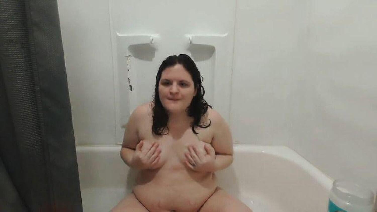 BBW Plays With Titties