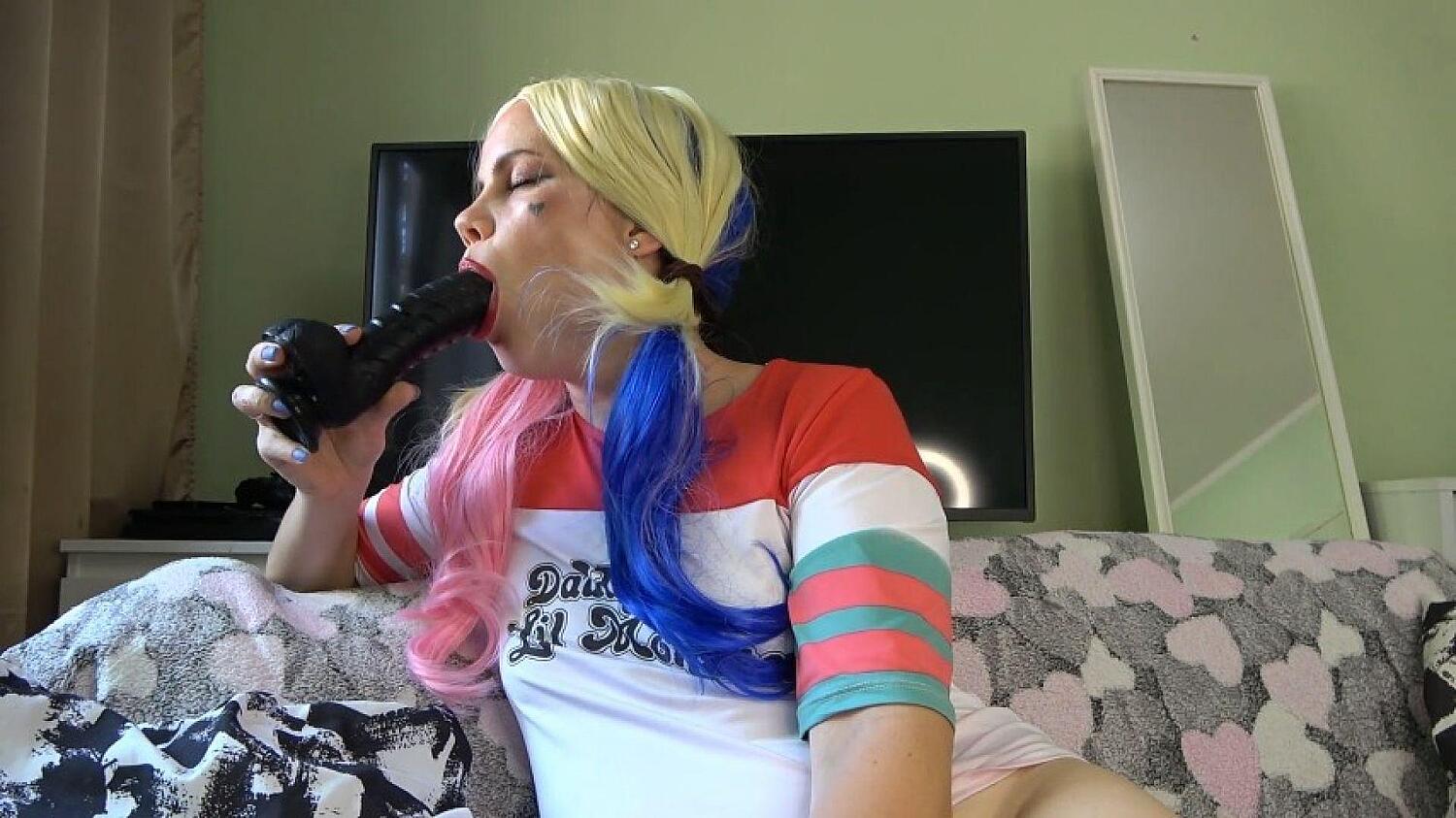 Hot Bitch Harley Quinn Sucks And Masturbates