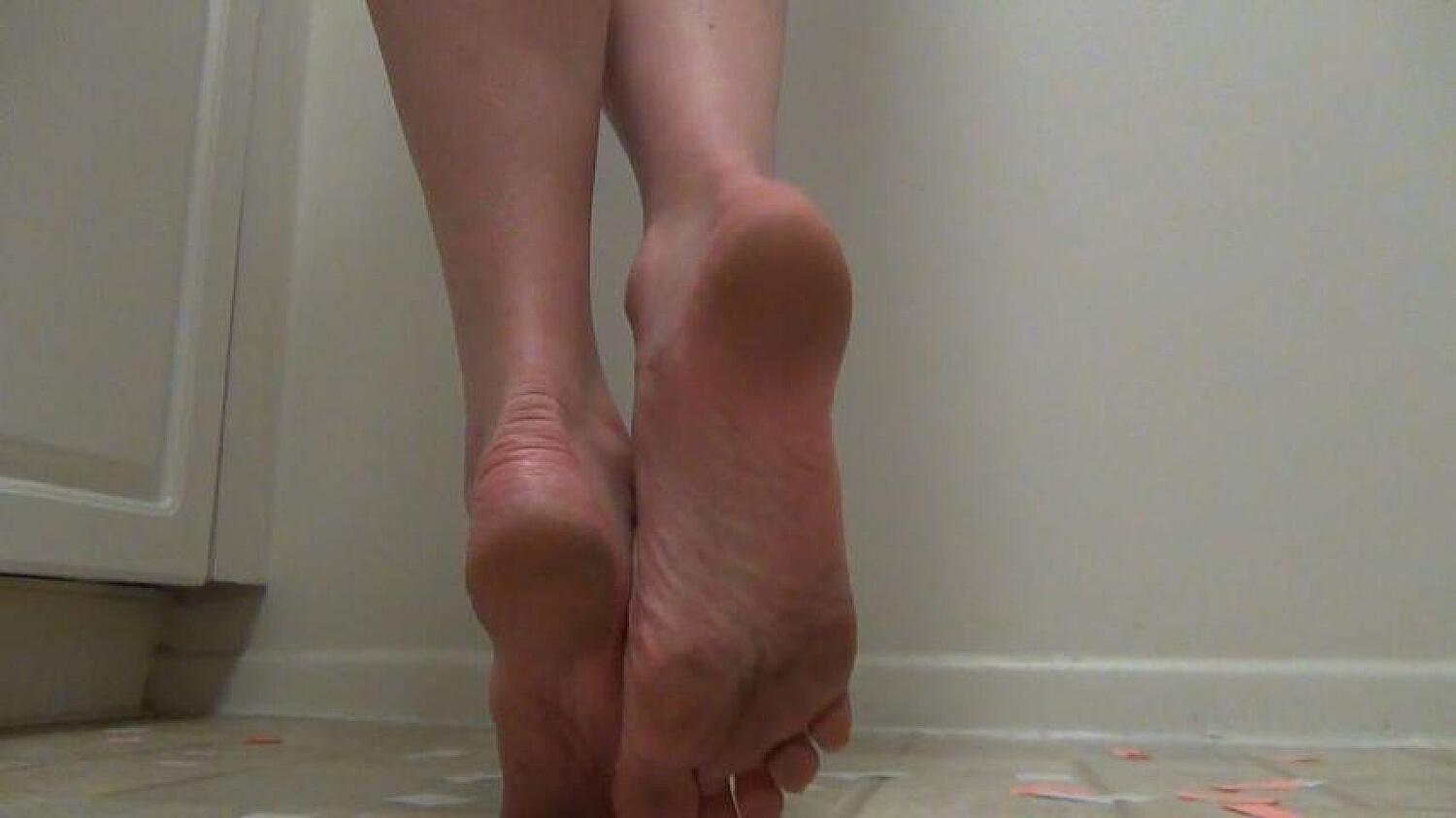 Roxie Barefoot On Her Dirty Tip Toes