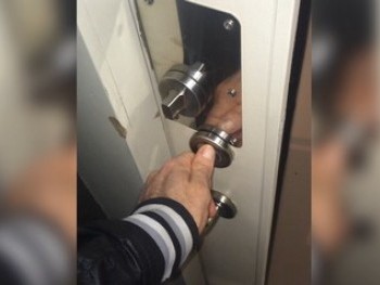 Mi Novio Me Folla Mi Culito En Los Banos Del Centro Comercial Isla Azul De Carabanchel