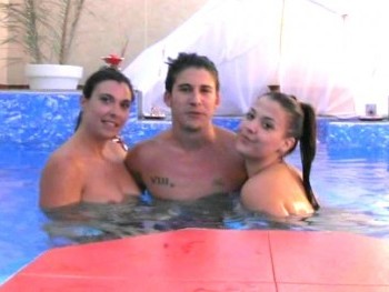 Swinger Place Suenos (Seville): That's How Make Out in a Real Swinger Place's Swimming-Pool