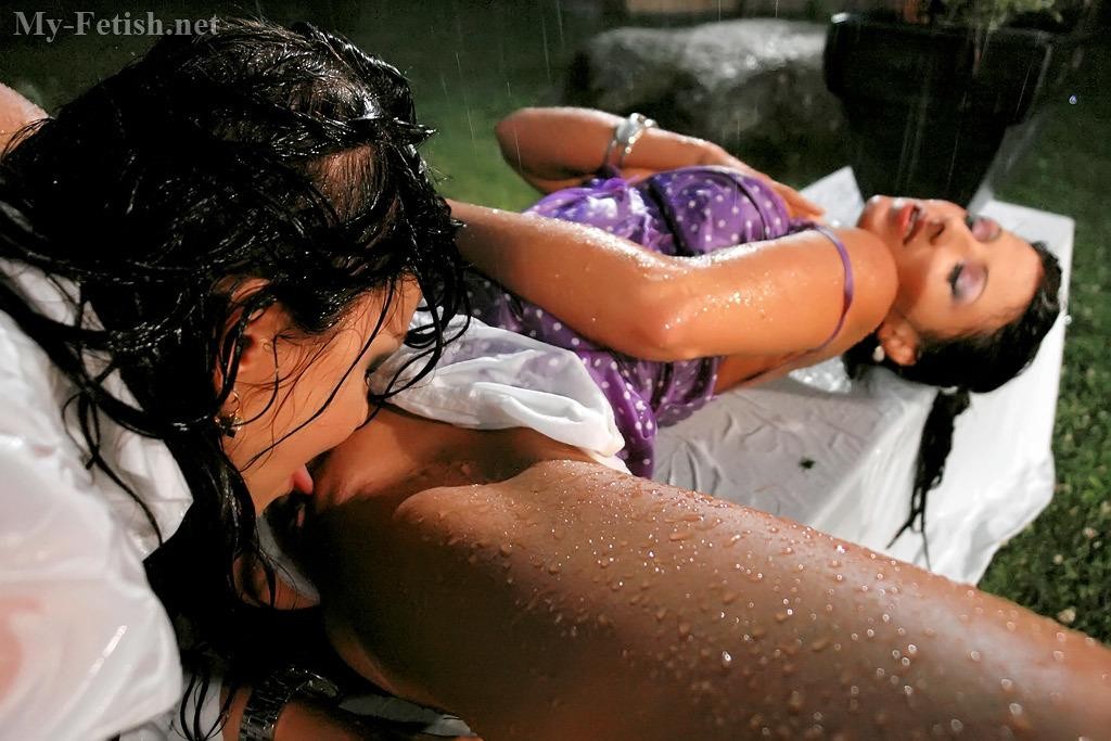 Brunette Bombshells in Wetlook Lesbo Action