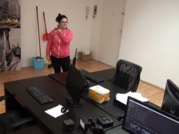 La Tere, Nuestra Chica De La Limpieza, Se Pone Cachonda Y...
