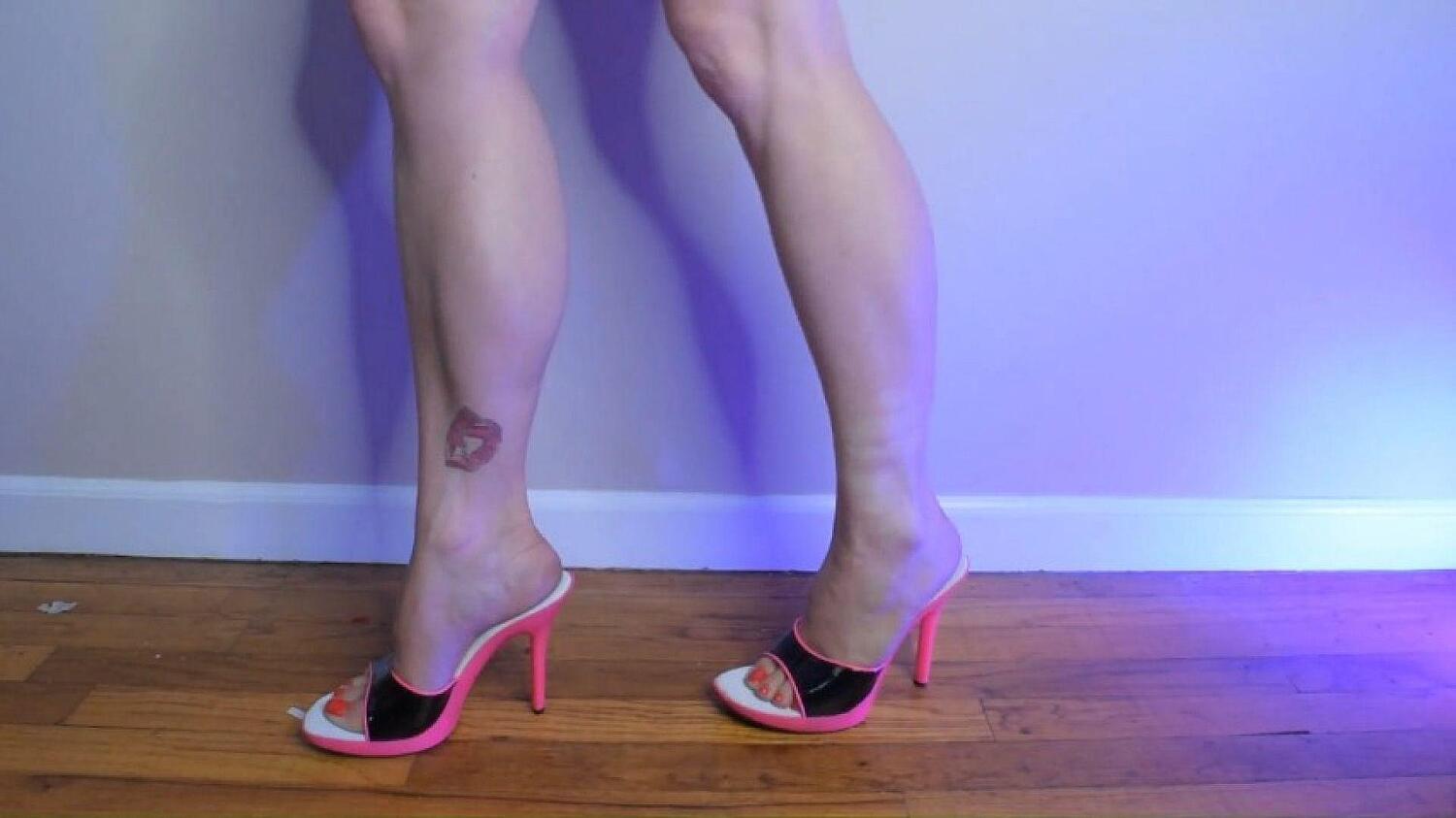 Calves Flex In Black And Pink Mules