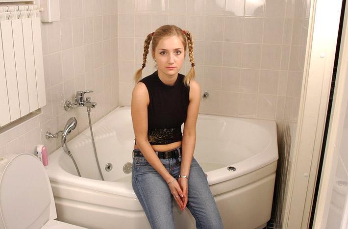 Sexy Teen Takes Off Her Clothes And Lets Her Fingers Do All Of The Talking