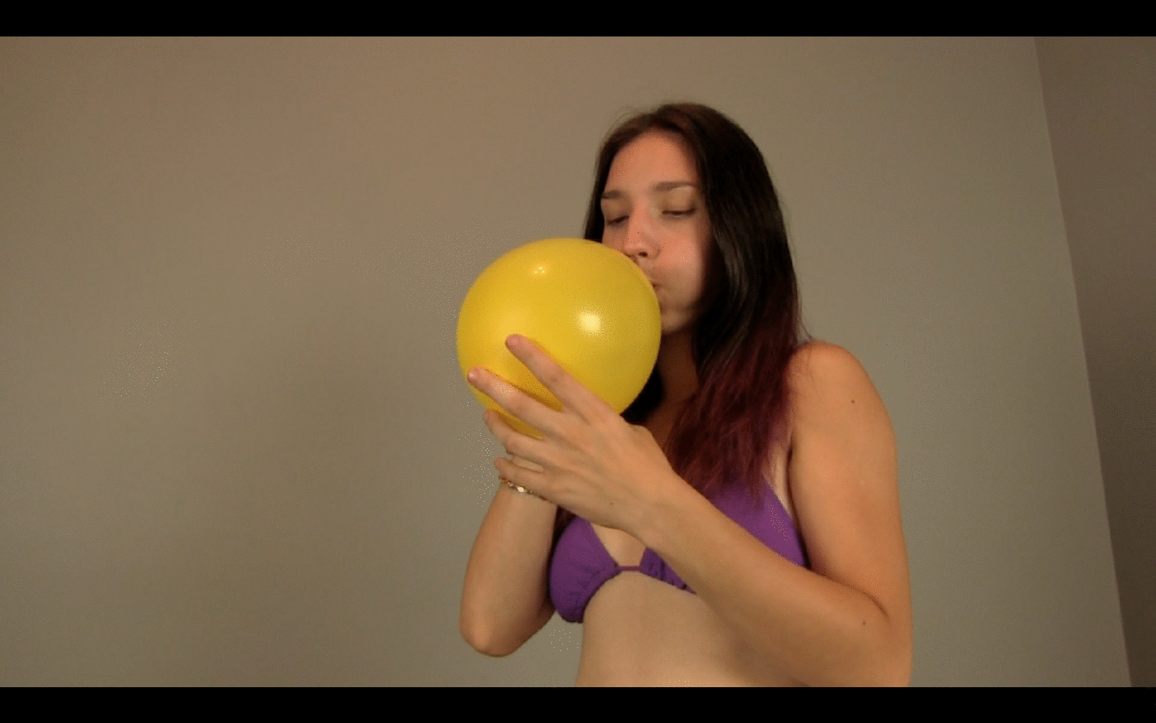 Celeste Balloon Squealing - Screenshot 1 of 4 - Balloon Fetish
