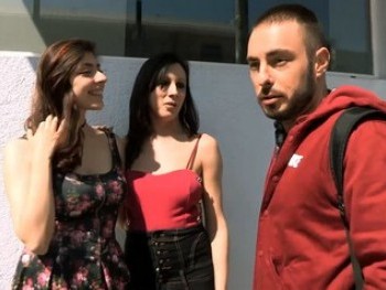 Dos Chicas ( Una Con Polla ) Buscan Rabo Entre La Gente Del Barrio. Sheila y Lina Van a La Caza De Curritos Como Tu !