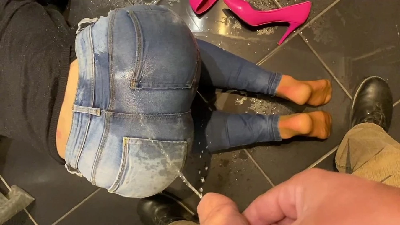 Desperate Pee and He Piss on My Ass End Blow Job