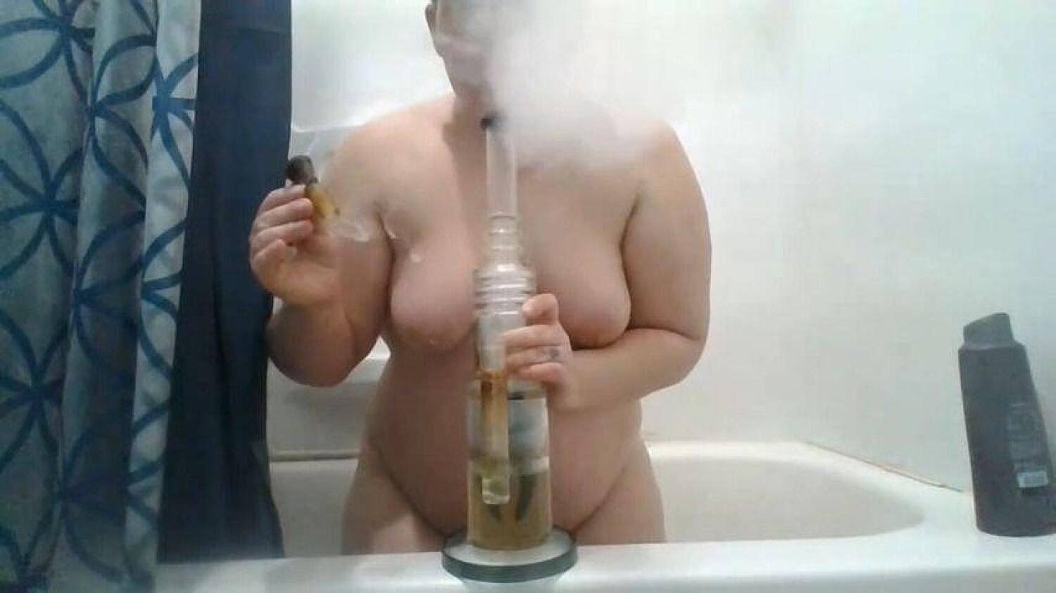 BBW Smokes In Bath