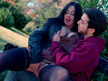 That's How a Mature Woman Perverts a Rookie in the Park in Broad Daylight! Lucy Doesn't Waste the Time