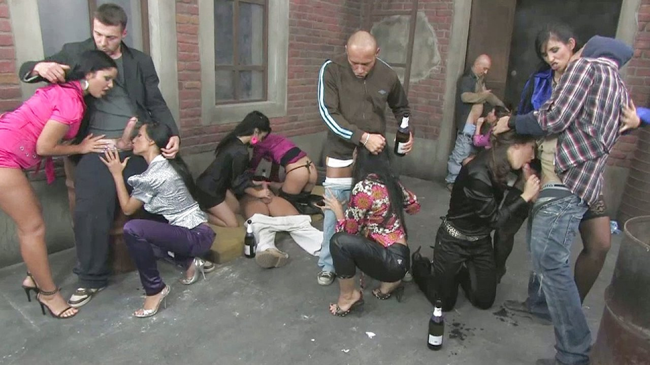 Bailey And Cassy Have A Sex Orgy In A Back Alley
