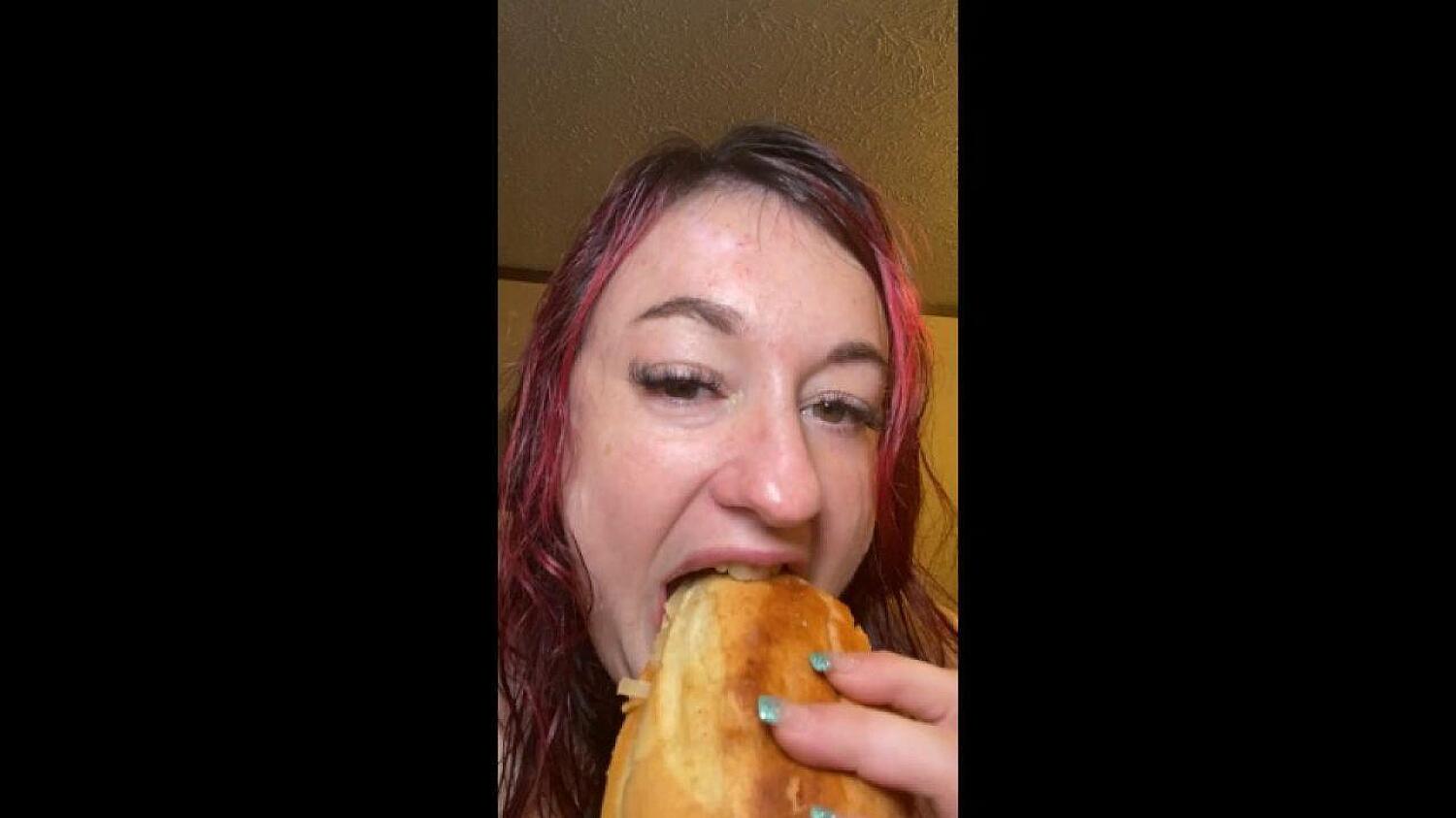 BBW Eats Crunchy Sandwich