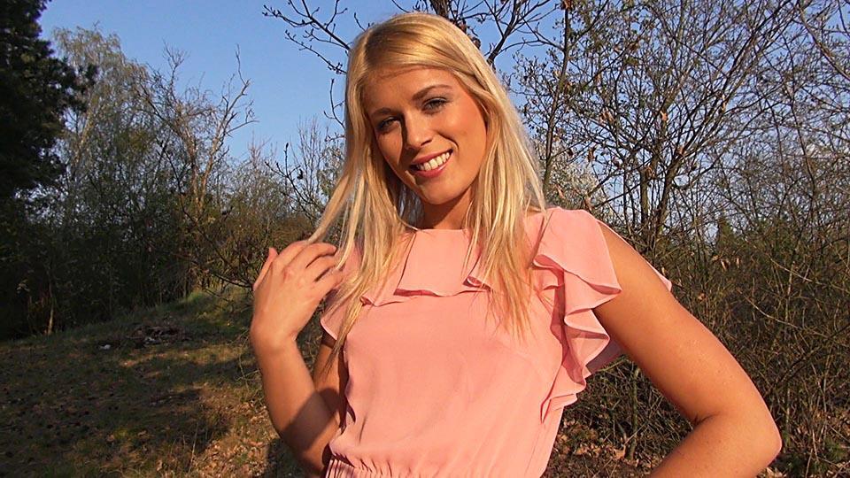 Blonde Outdoor Catch - Sweet Cat