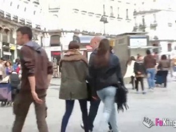 Turista Mochilera Cazada En La Puerta De Un Hostal Madrileno. Paula Tiene 20 Anos y Graba Porno Solo Por Dinero