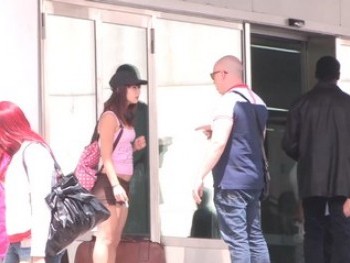 Noelia, Un Bomboncito De Pueblo Cazada En La Puerta De La Estacion De Autobuses, Es La Victima Perfecta. ?400? Por Follarte Al Palurdo De Mi Primo? Hoy El Nerdi Moja !