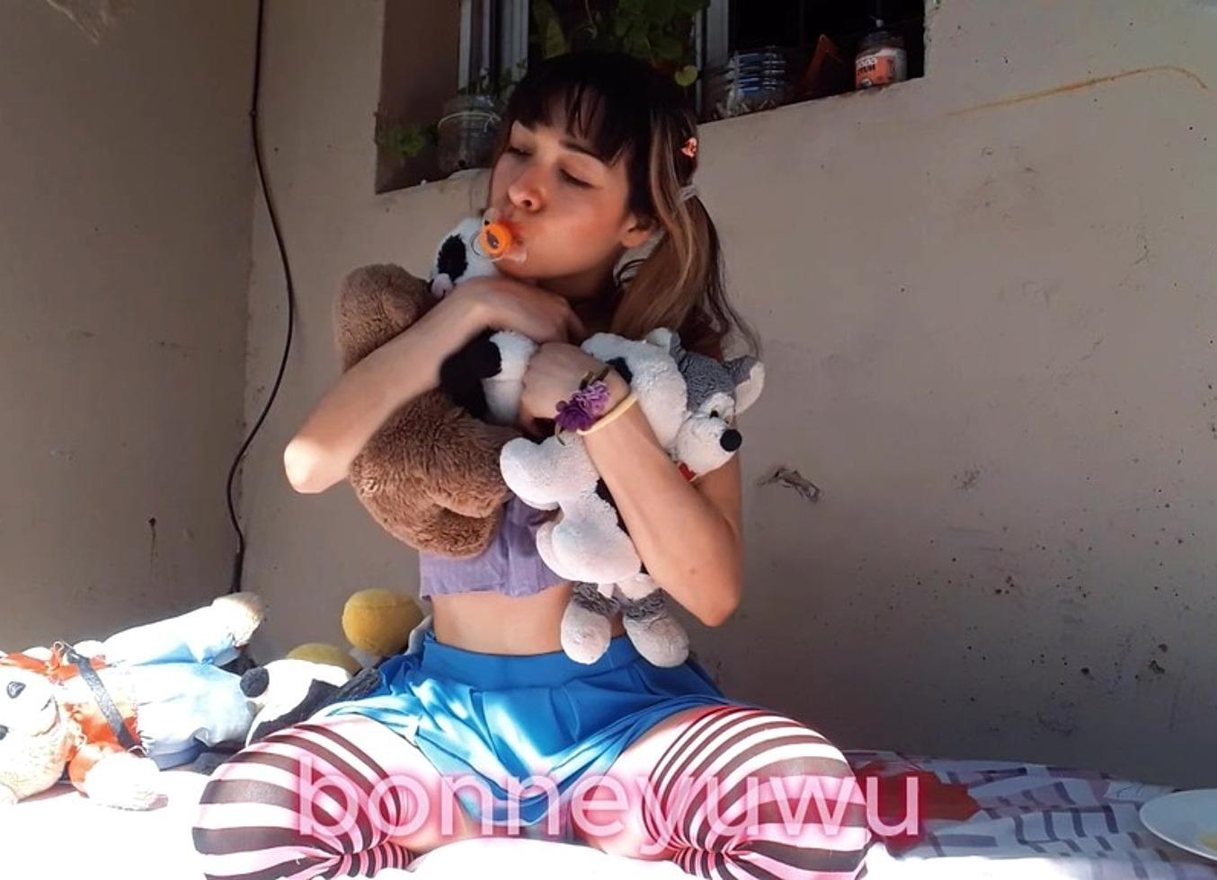Bonneyuwu - 11:01 Juego Con Mis Peluches Y Me Tiro Leche Con Mi Chupete