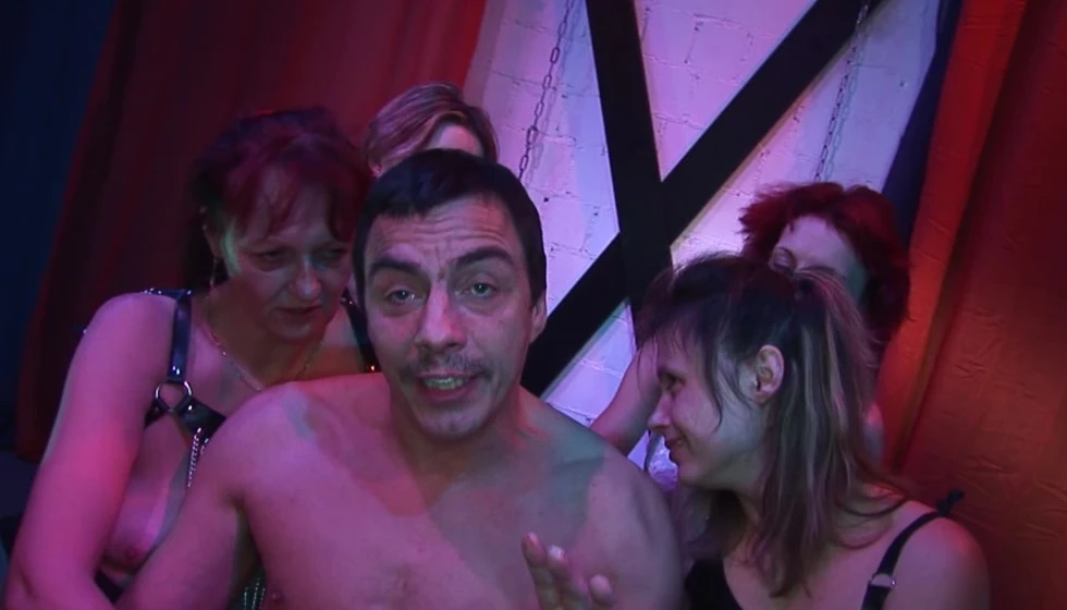 Huge Orgy with 4 Girls