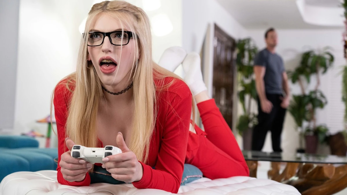 Gamer Girl Gets Creampied