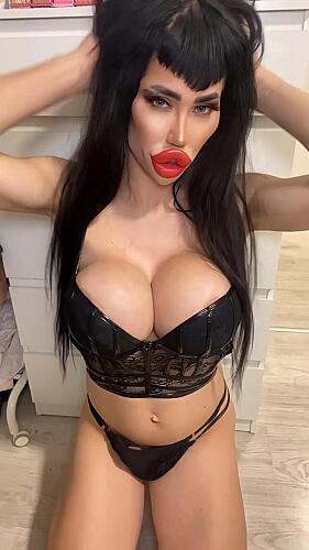 Extravagant Domina Transgender