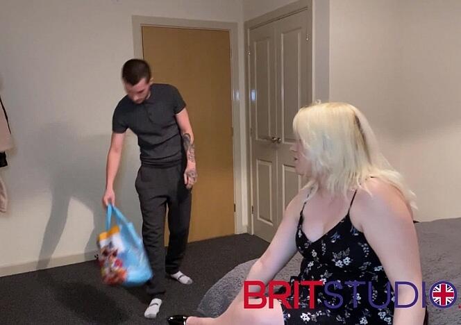 Kinky Chloe Blows Her Friend