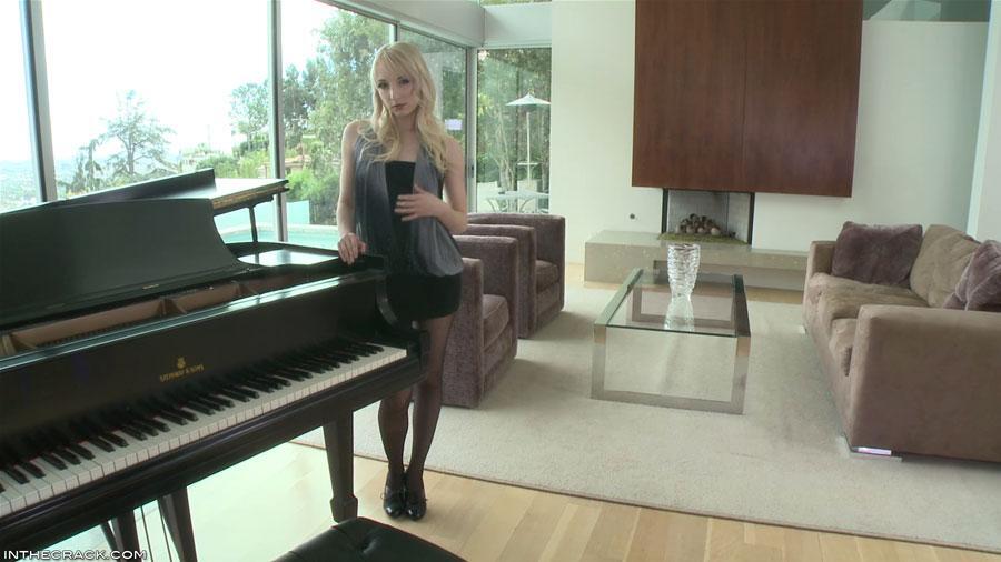 620 Ashley Jane: Pantyless 'N See Ass Hole