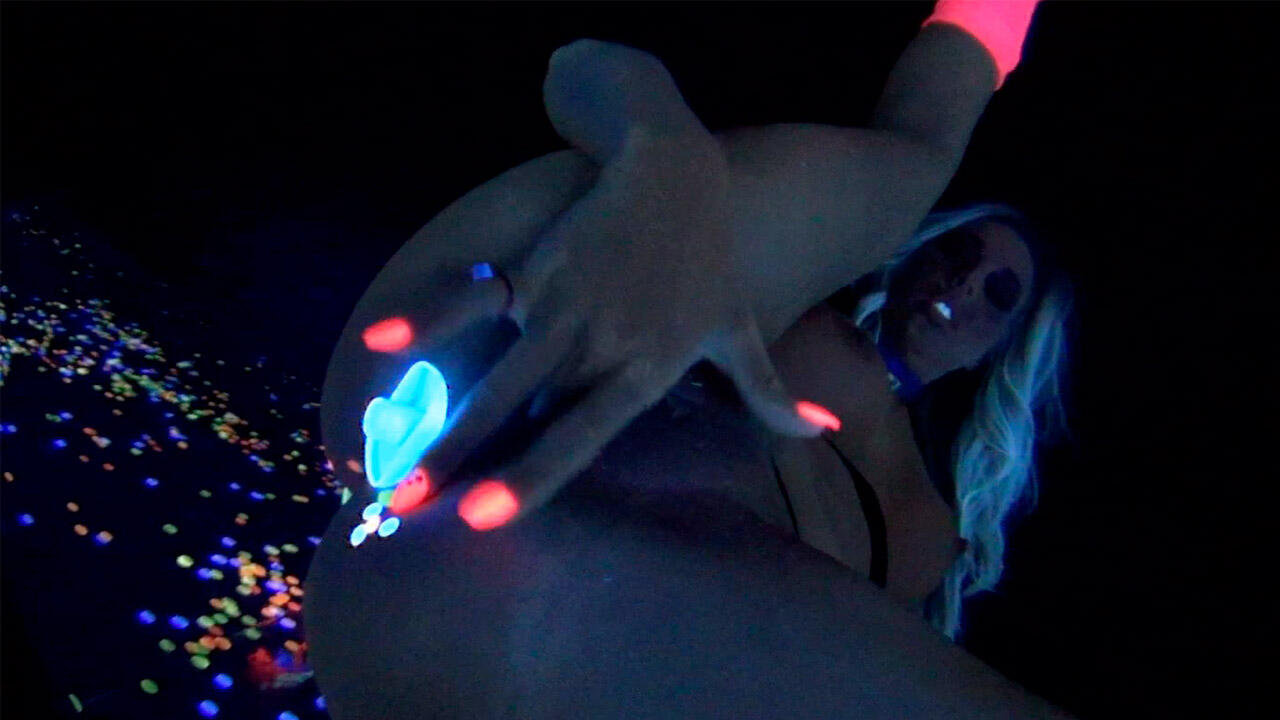 Samantha Gets Off in This Super Hot Black Light Solo