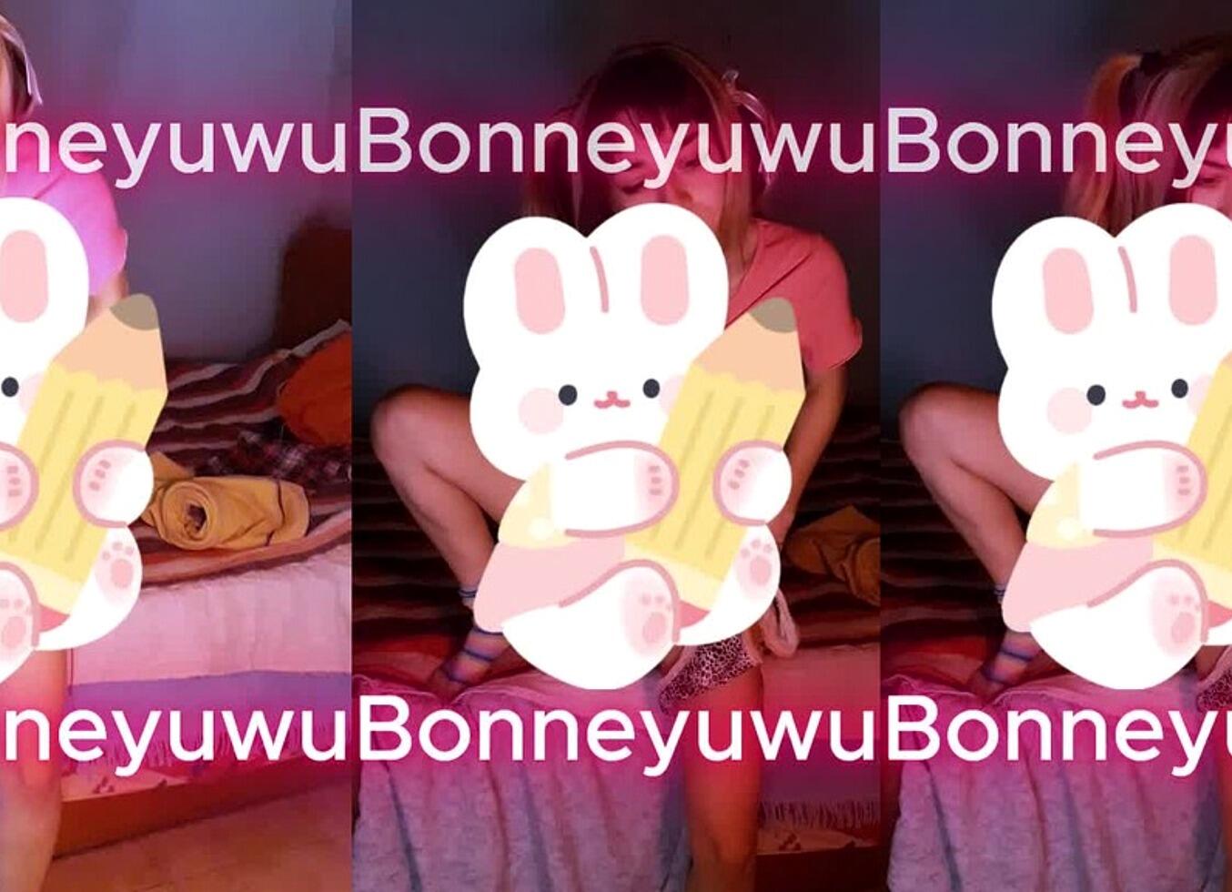 Bonneyuwu - 2:04 Masturbacion Coletas Dildo