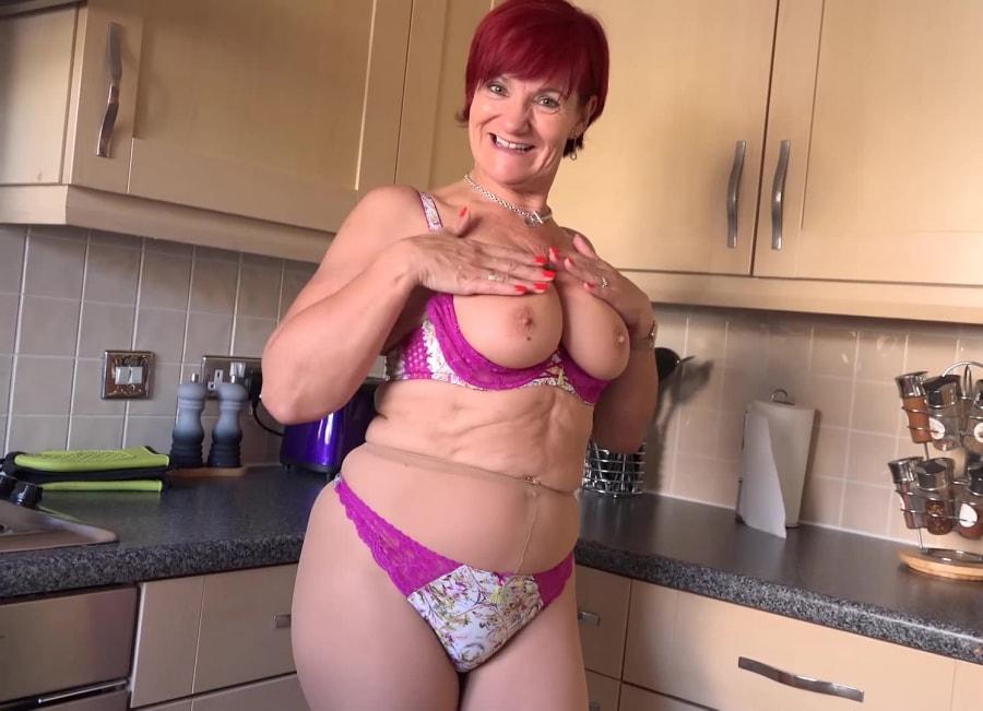 Linda Masturbates and Sucks You Off in the Kitchen POV