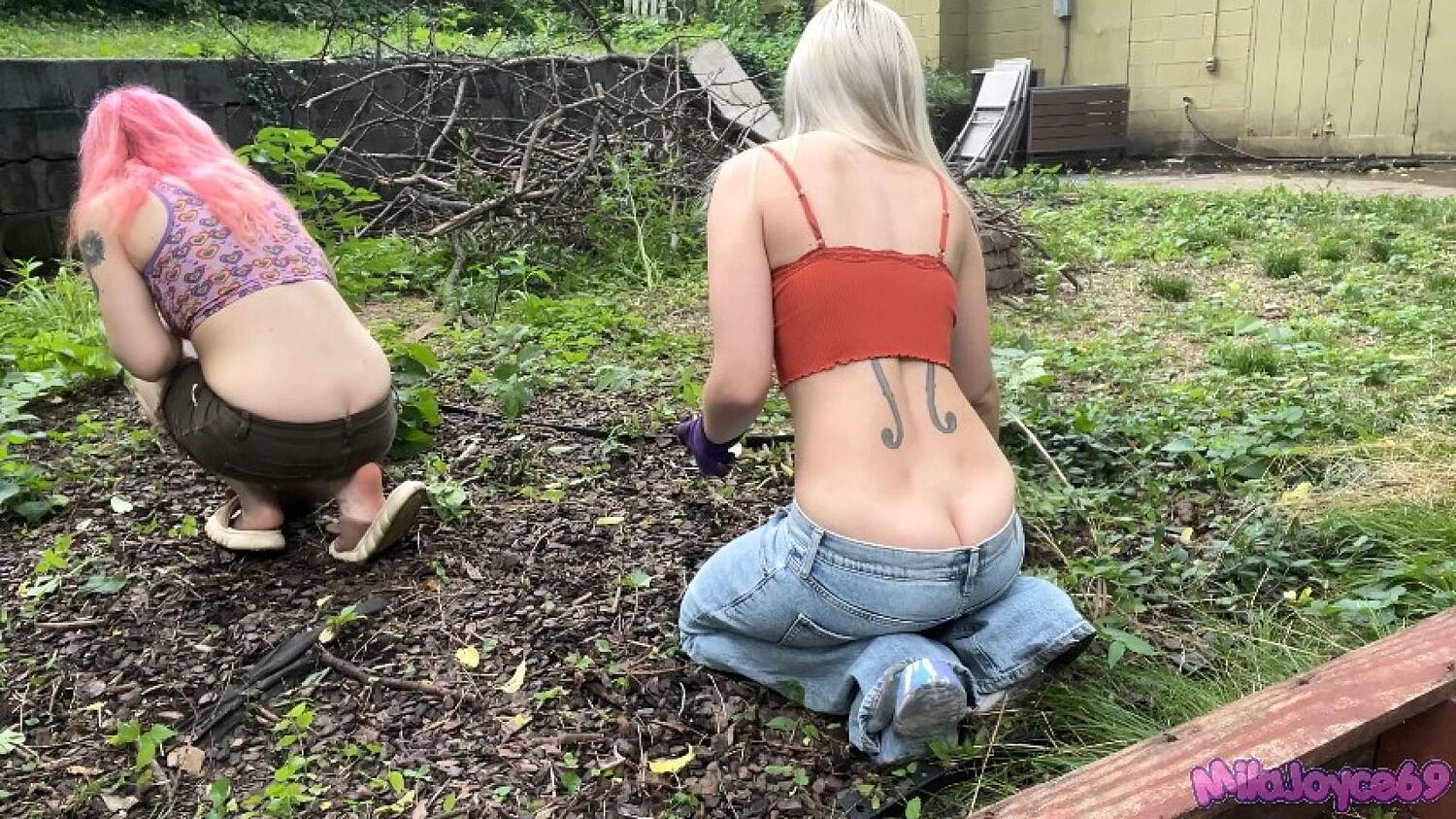 Unaware Buttcrack With Lilredvelvet