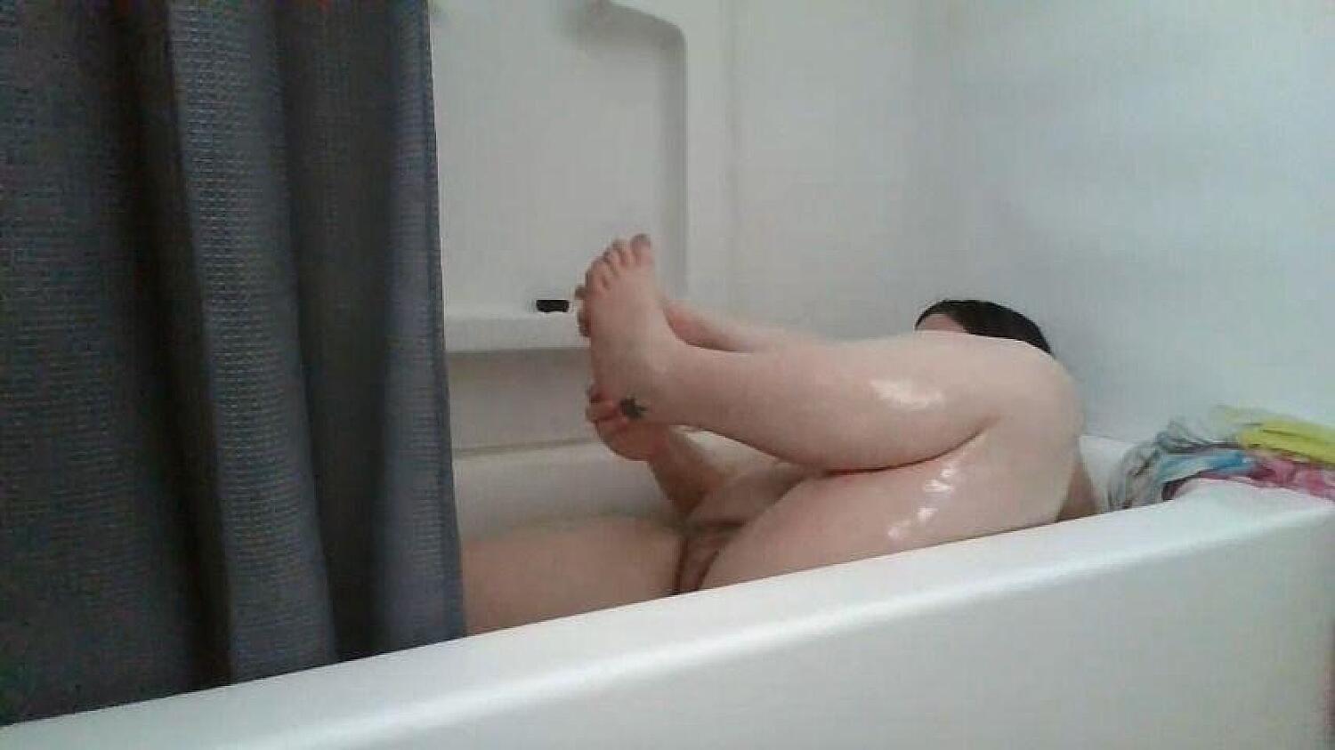 Fat Girlfriend Rubs Feet In Bath