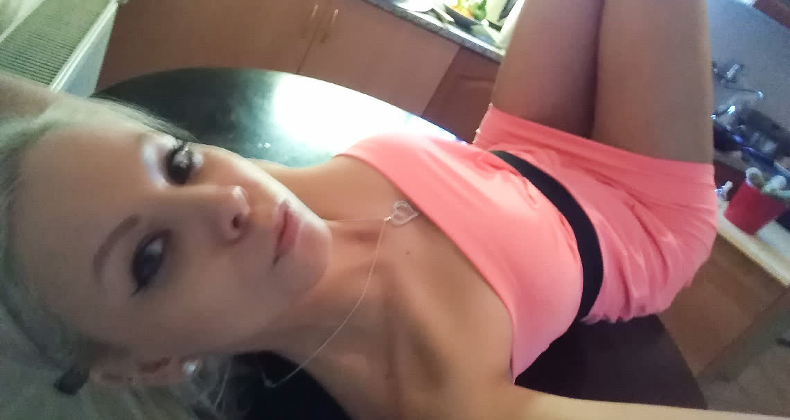 Cute Amateur Babe Masturbates with a Carrot