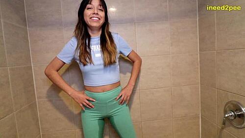Amateur Annalyne Pissing Leggings 1st Timer
