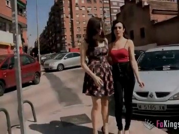 Lina y Sheila Salen Por El Barrio a La Caza De Currantes Con Ganas De Follar