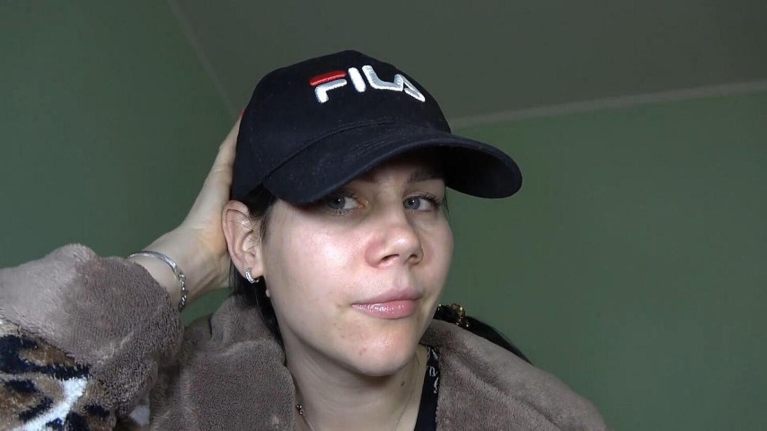 Anna Is Freezing And Picking Her Nose In A Cap At Home #1