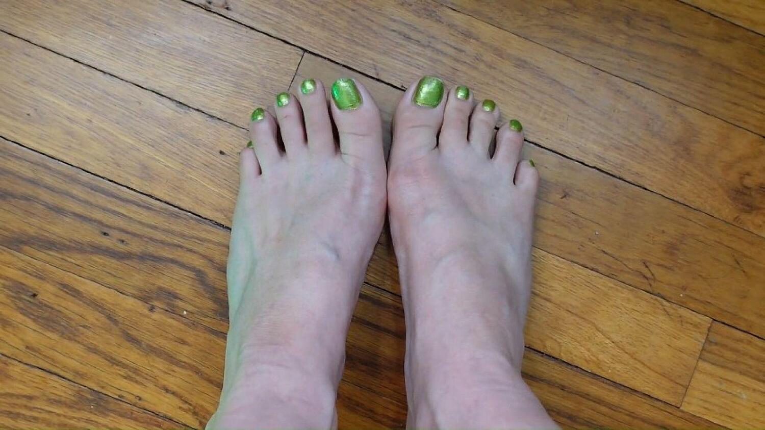 Lime Green Toenail Worship And Toe Wiggling