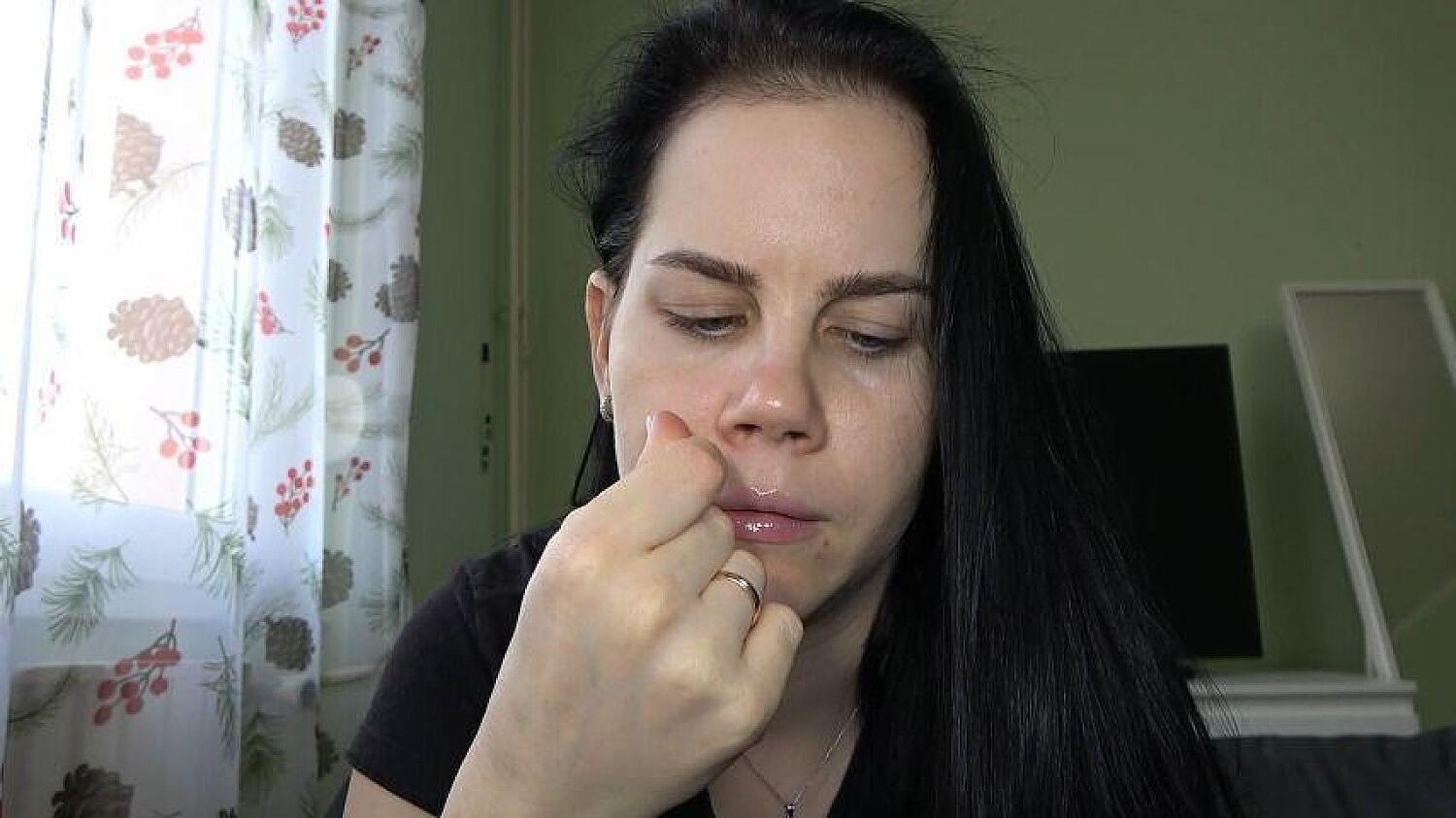 Anna Shows How To Pick Your Nose Sexy