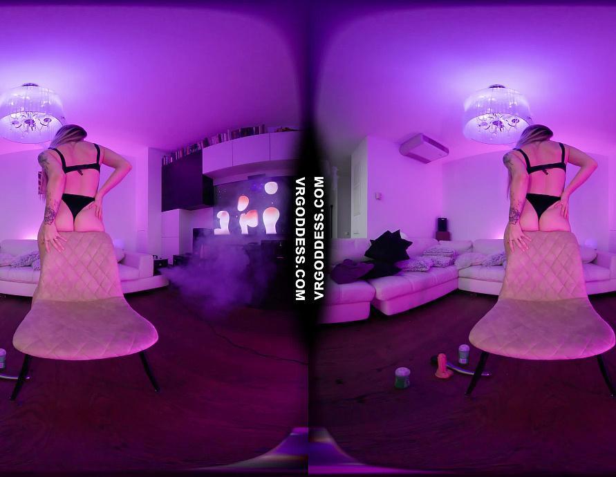 Melonie Striptease Dancing And Dildoing Herself