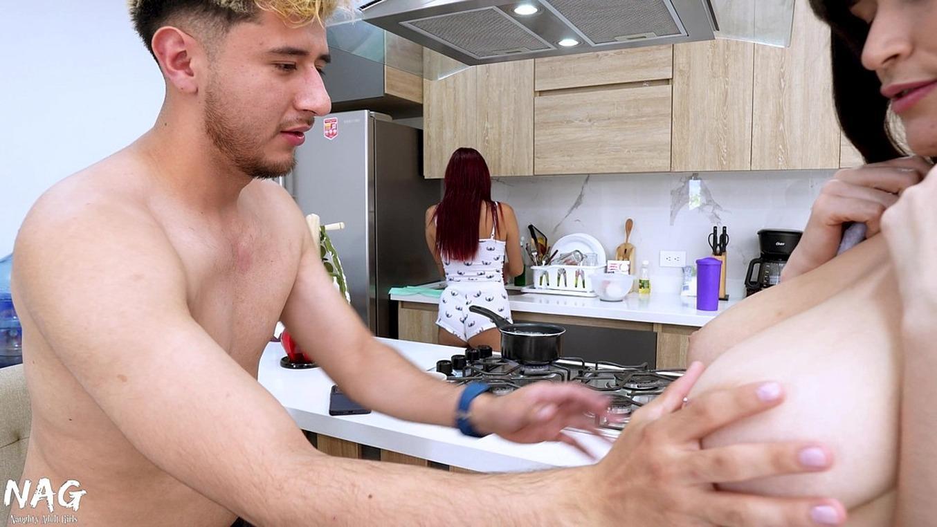 Mi Vecina Viene A La Casa, Seduce A Mi Novio Y Follan A Mis Espaldas!