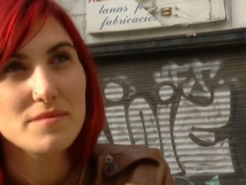 Es Tu Vecina: Valeria Blue, La Dependienta De Una Zapateria De Lujo Se Ha Convertido En Una Cerda.