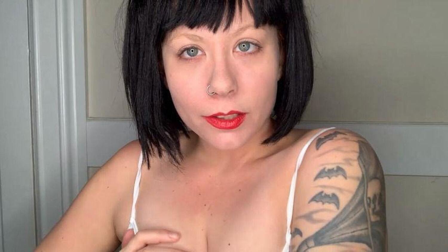 GF Teases With Red Lips And White Linger