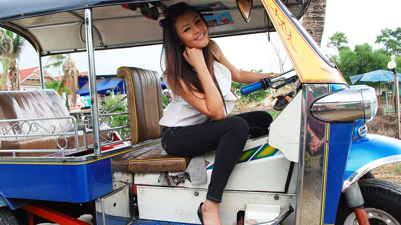 Hottest Asian Babe Ever Picked Up on Tuktuk Patrol!